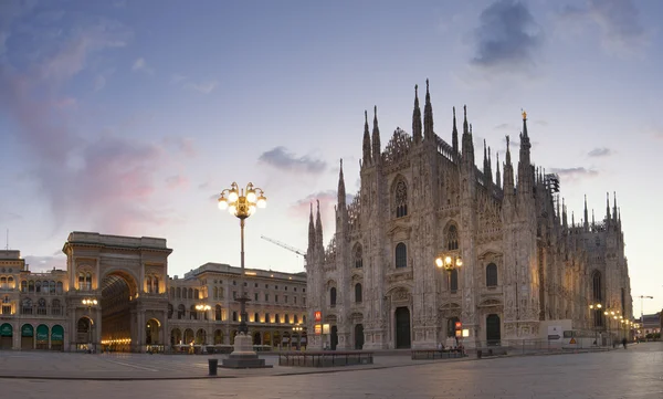 Вид на миланский Католический собор (Duomo di Milano), галерею Витторио Эмануэле II и площадь Дуомо в Милане, Италия Лицензионные Стоковые Фото