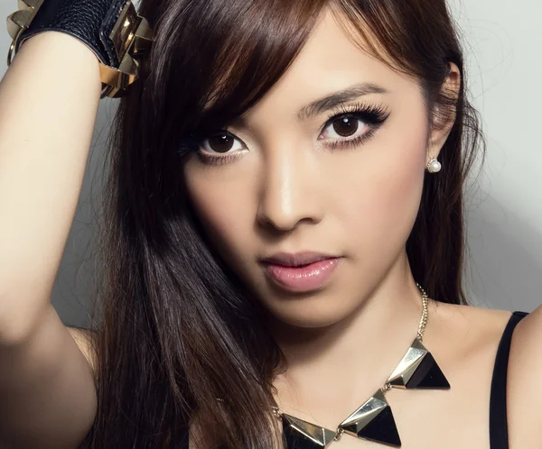Jonge mooie Aziatische vrouw met perfecte huid en mooie make-up en bruin haar — Stockfoto