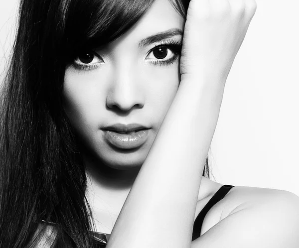Jovem mulher asiática bonita com pele perfeita e maquiagem bonita e cabelo castanho — Fotografia de Stock