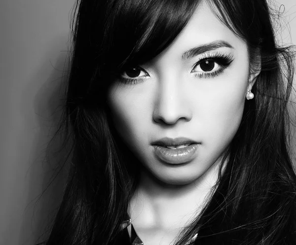 Молода красива азіатська жінка з ідеальною шкірою і красивим макіяжем і коричневим волоссям — стокове фото