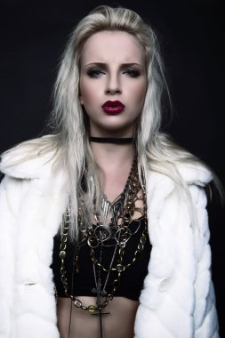 Mükemmel cilt güzel genç sarışın kadınla