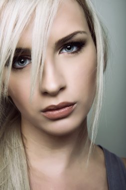 Mükemmel cilt güzel genç sarışın kadınla