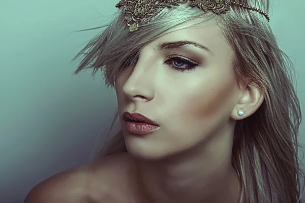 Mükemmel cilt güzel genç sarışın kadınla