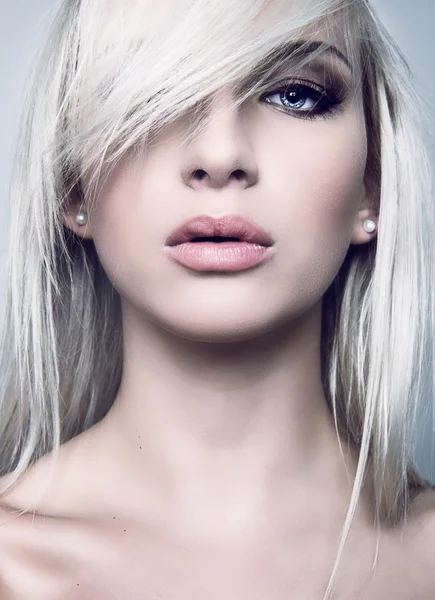 Vacker ung blond kvinna med perfekt hud — Stockfoto