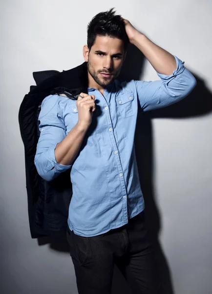 yakışıklı kaslı adam