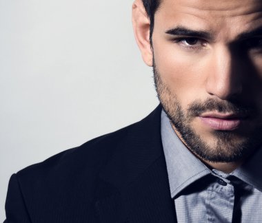 yakışıklı kaslı adam