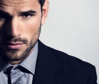 yakışıklı kaslı adam