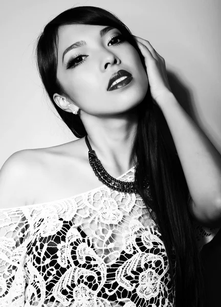 Hermosa mujer asiática con pelo largo — Foto de Stock