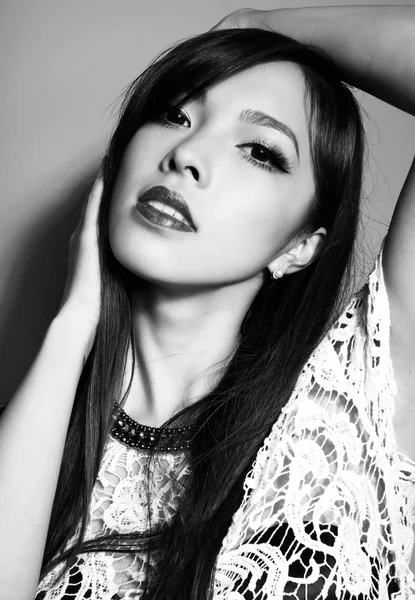 Mulher asiática bonita com cabelo longo — Fotografia de Stock
