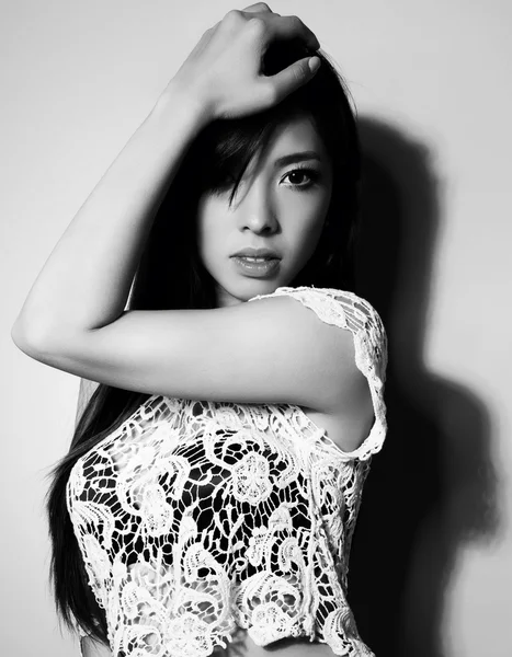 長い髪と美しいアジアの女性 — ストック写真