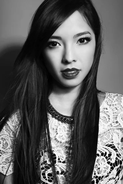 Schöne asiatische Frau mit langen Haaren — Stockfoto