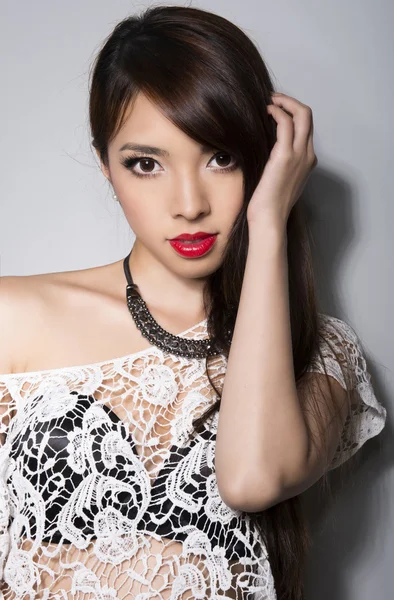Krásná asijská žena s dlouhými vlasy — Stock fotografie