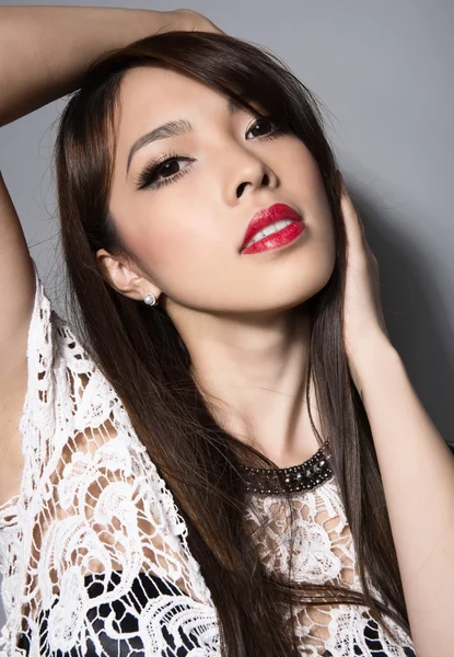 Mooie Aziatische vrouw met lang haar — Stockfoto