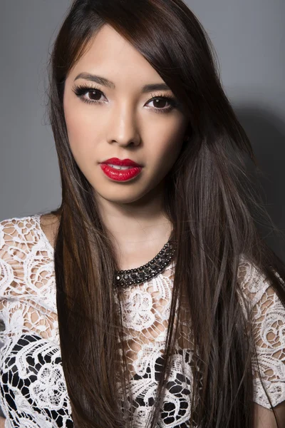 Hermosa mujer asiática con pelo largo —  Fotos de Stock