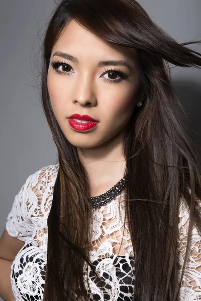 Mulher asiática bonita com cabelo longo — Fotografia de Stock