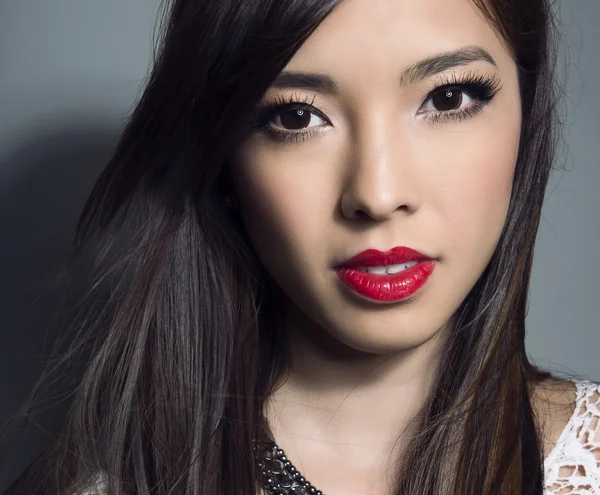 Mooie jonge Aziatische vrouw met perfecte huid poseren in een close-up foto met perfecte make-up — Stockfoto
