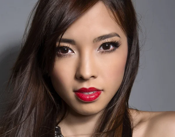 Mooie jonge Aziatische vrouw met perfecte huid poseren in een close-up foto met perfecte make-up — Stockfoto