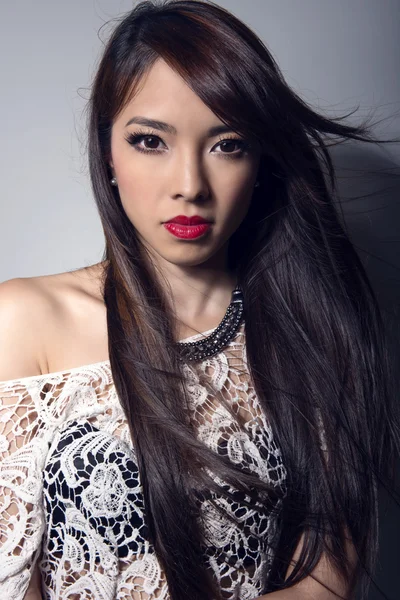 Hermosa joven mujer asiática con la piel perfecta posando en un primer plano con un maquillaje impecable —  Fotos de Stock