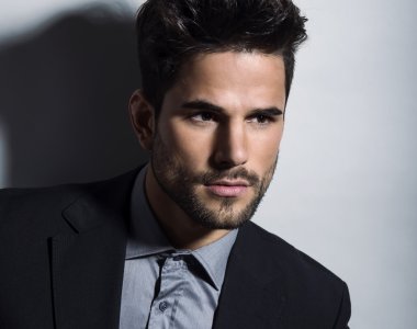 İş takım elbiseli yakışıklı genç