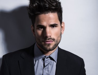 İş takım elbiseli yakışıklı genç