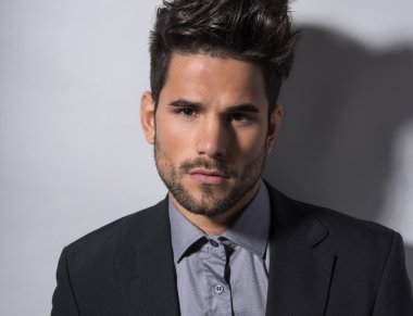 İş takım elbiseli yakışıklı genç