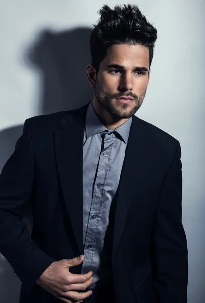 Handsome young man in business suit — Stock Photo, Image