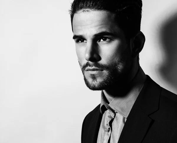 Joven guapo en traje sobre fondo gris. Hombre de negocios —  Fotos de Stock