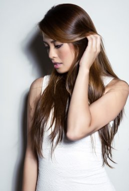 uzun saçlı güzel genç Asyalı kadın