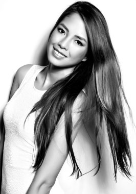 uzun saçlı güzel genç Asyalı kadın