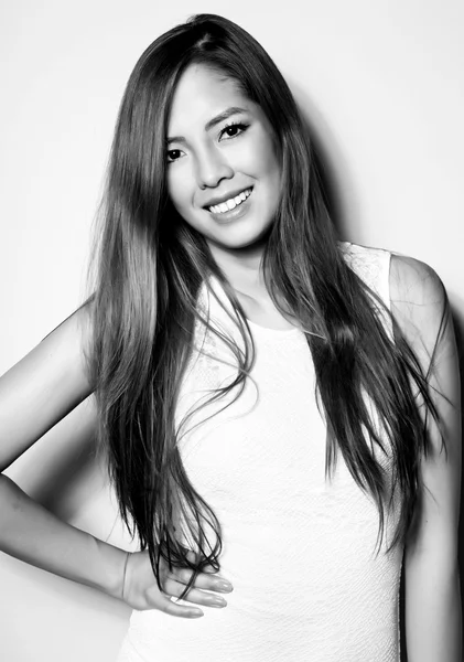Schöne junge asiatische Frau mit langen Haaren — Stockfoto