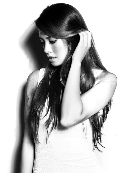 Belle jeune femme asiatique avec les cheveux longs — Photo