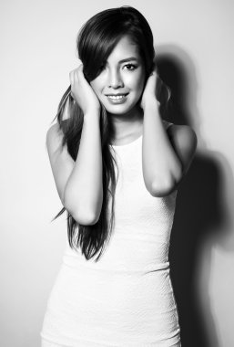 kusursuz cilt ile beyaz elbiseli güzel Asyalı genç kadın