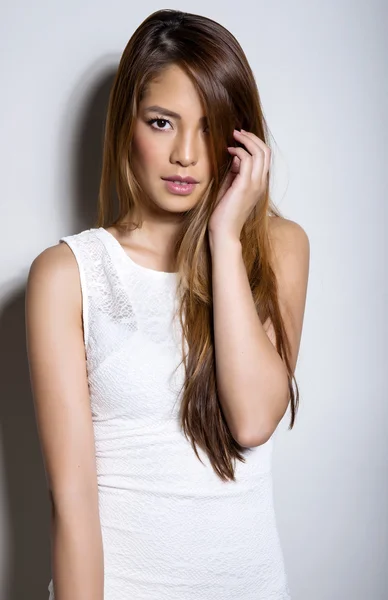 Hermosa asiático joven mujer en blanco vestido con impecable piel —  Fotos de Stock