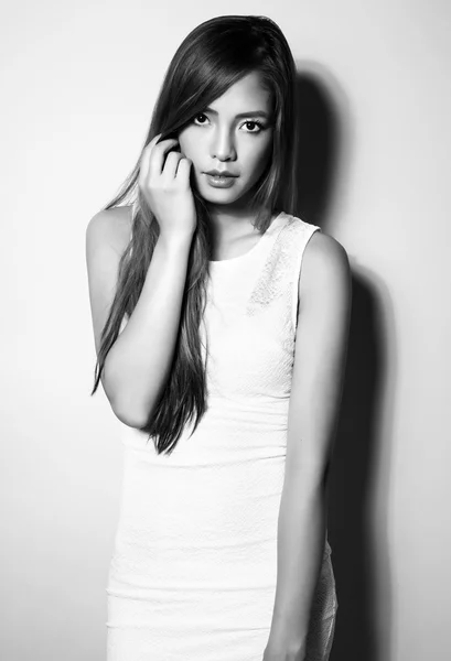 Vackra asiatiska ung kvinna i vit klänning med felfri hud — Stockfoto