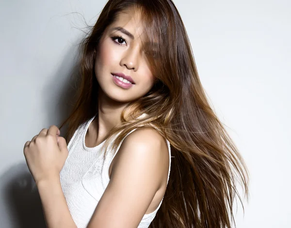Mooie Aziatische jonge vrouw in witte jurk met een vlekkeloze huid — Stockfoto
