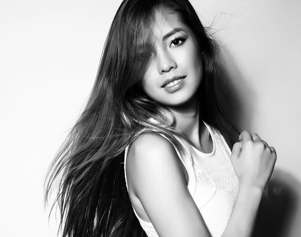 Bela asiático jovem mulher no branco vestido com impecável pele — Fotografia de Stock