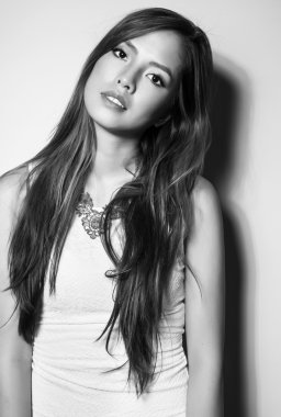 kusursuz cilt ile beyaz elbiseli güzel Asyalı genç kadın