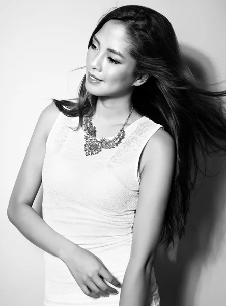 Mooie Aziatische jonge vrouw in witte jurk met een vlekkeloze huid — Stockfoto
