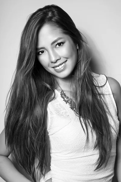 Hermosa asiático joven mujer en blanco vestido con impecable piel — Foto de Stock