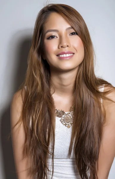 Schöne asiatische junge Frau im weißen Kleid mit makelloser Haut — Stockfoto