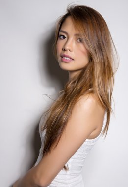 kusursuz cilt ile beyaz elbiseli güzel Asyalı genç kadın