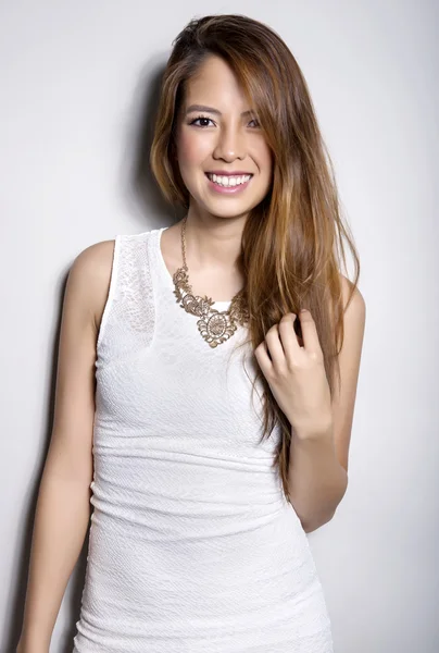 完璧な肌に白いドレスで美しいアジアの若い女性 — ストック写真