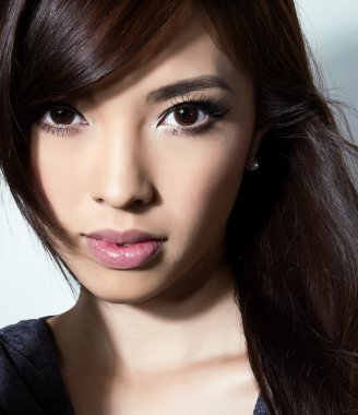 Asyalı güzel bir kadının portresi.