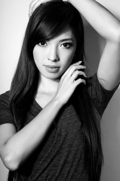 Portré gyönyörű fiatal ázsiai nő — Stock Fotó