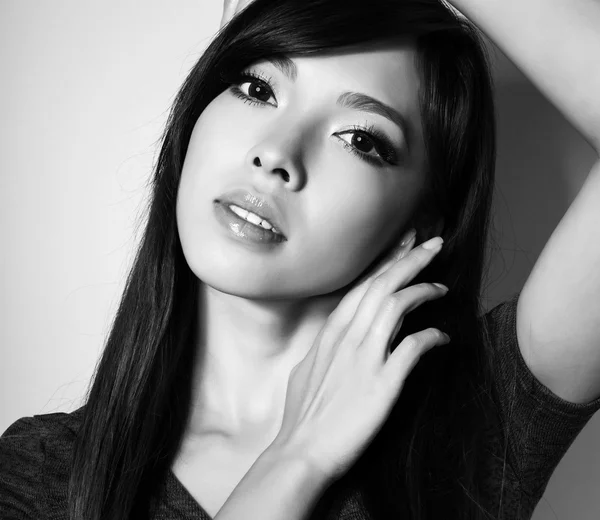 Retrato de hermosa joven mujer asiática — Foto de Stock