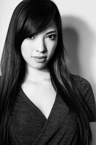 Porträtt av vacker ung asiatisk kvinna — Stockfoto