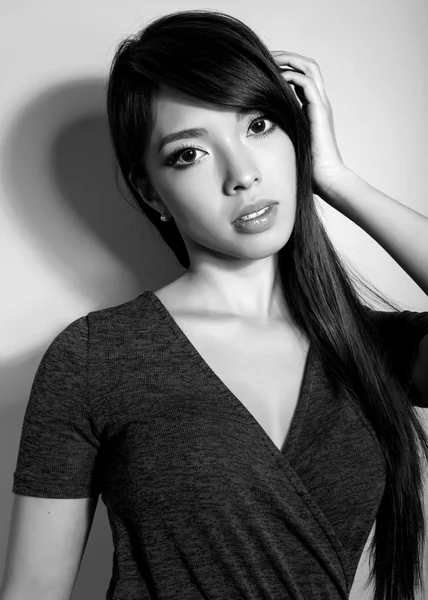 美丽的年轻亚洲女人的肖像 — 图库照片