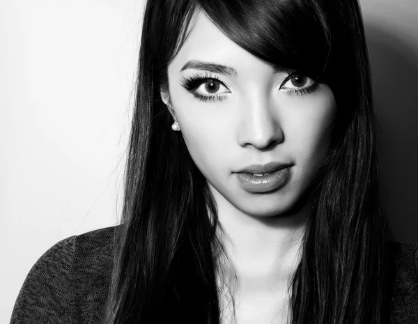 Portret van mooie jonge aziatische vrouw — Stockfoto