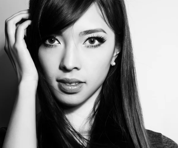 Retrato de hermosa joven mujer asiática — Foto de Stock