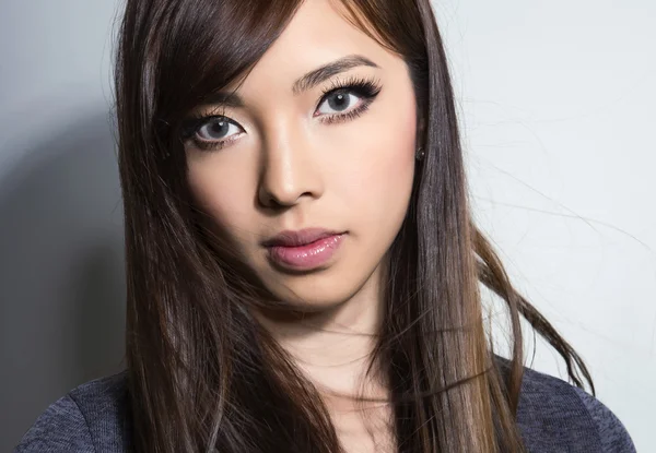 Retrato de hermosa joven mujer asiática con la piel clara e impecable — Foto de Stock
